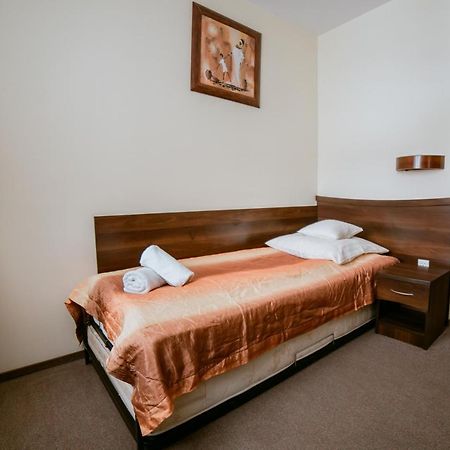 Hotel Domino Niemodlin Esterno foto